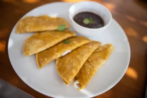 Tacos de canasta con el mole mexicano