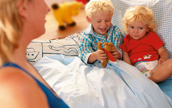 niños en en la cama