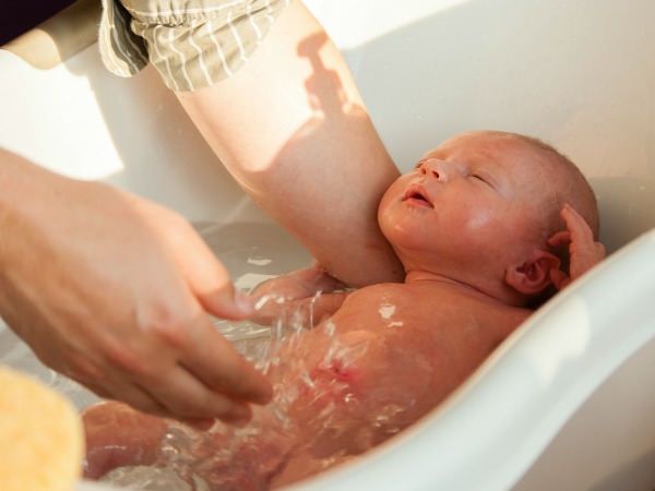 bañando a recién nacido