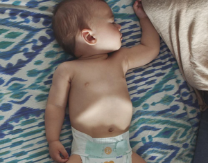 bebé dormido con pañales