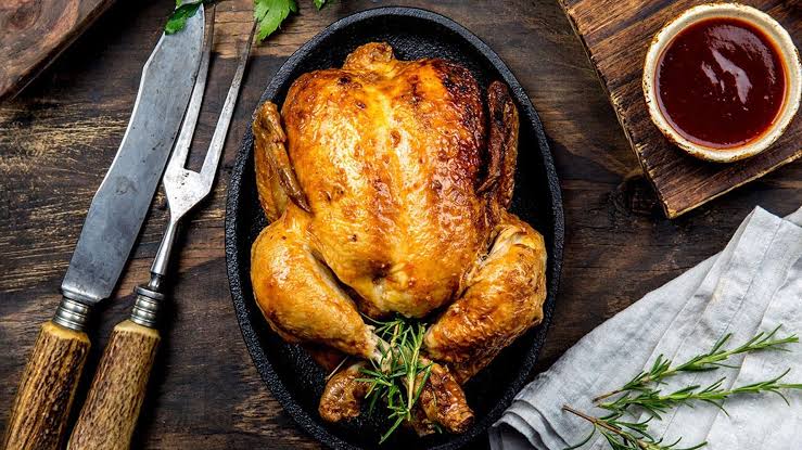 El truco para una piel de pollo dorada y crujiente